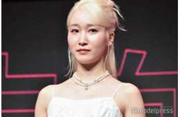 シンガーソングライター乃紫（のあ）、ミニスカ×ハイソックスで美脚全開「脚長すぎ」「スタイル反則級」と騒然