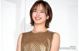 関水渚、花柄ノースリワンピで二の腕スラリ「ザ・ロイヤルファミリー」オフショに「上品で華やか」「着こなせるのすごい」と反響