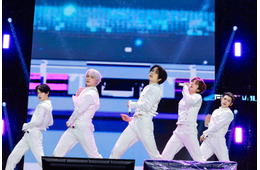 “ K-POP史上初”国立競技場で開催「MUSIC BANK」TXT・スキズら25組が豪華ステージ Snow Manのゲスト出演も