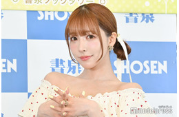 三上悠亜、ミニスカ美脚ショットに熱視線「見返り美人」「スタイル最高」