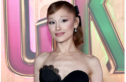 アリアナ・グランデ、胸元ざっくりドレス姿が話題「グリンダ感がすごい」「ゴージャス」