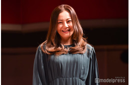 華原朋美「ベスト体重に戻しました」美肩輝くシースルーオフショル姿に反響「美しい」「ビジュ爆発」