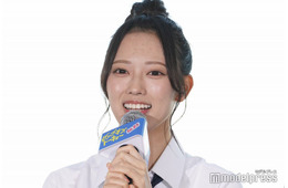 日向坂46清水理央、ミニワンピで脚線美披露「夏の妖精」「足元までおしゃれ」と絶賛の声