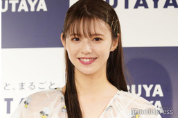 鈴木ゆうか、ミニスカ＆タイツで美脚スラリ「抜群プロポーション」「組み合わせ最高」と絶賛の声