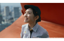 乃木坂46一ノ瀬美空、マクドナルドクルー姿で剣技披露 新CMで“伝説のドラクエバーガー”作る