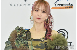 LiSA、美脚透けるタイツ×ミニスカ姿に視線集中「スタイル最高」「かっこかわいい」