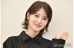 元乃木坂46若月佑美、膝上ミニスカ×ブーツで美脚披露「スタイル抜群」「大人っぽい」の声