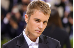 ジャスティン・ビーバー、妻・ヘイリーとの頬寄せ密着ショットにファン歓喜「絵になる」「映画のワンシーンみたい」