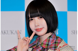 あの、黒ワンピで美脚スラリ クリスマスショットに「脚綺麗すぎ」「色白で憧れ」と絶賛の声