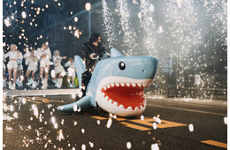 【紅白本番】米津玄師、電話ボックス登場・サメでの疾走…「チェンソーマン」ネタ満載 HANAも登場でSNS驚き「ハイライト多すぎ」「最高の組み合わせ」