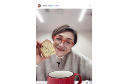 香坂みゆき、父親を顔出し 親子散歩ショットに「笑顔がそっくり」「優しそうなお父様」の声