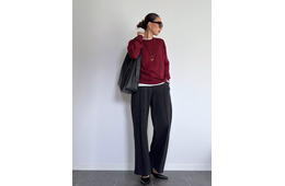 全身【ユニクロ】。おしゃれ色ニット×ワイドパンツをバランスよく彩るレイヤードテクとは【40代の毎日コーデ】