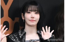 LE SSERAFIMサクラ、キャミソール姿に視線集中「大人っぽい」「完璧な美しさ」