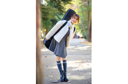 乃木坂46奥田いろは、ミニ丈ワンピで美脚輝く “真冬デート”グラビア披露