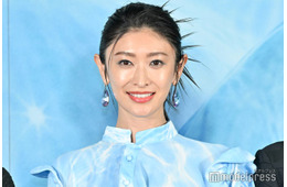 山田優、ミニ丈からスラリ美脚披露「異次元のスタイル」「サングラス似合いすぎ」と反響続々