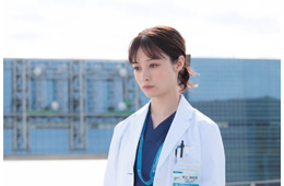 【ヤンドク！第1話】“元ヤン新米ドクター”湖音波（橋本環奈）、命の恩人・中田（向井理）と再会