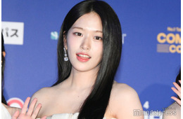 IVEユジン、ベアトップドレス姿で美デコルテ輝く「女神級の美しさ」「レベチ」とファン悶絶