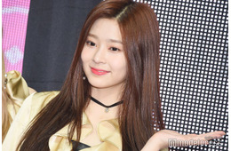 IZ*ONE出身キム・ミンジュ、美脚際立つミニ丈ラグジュアリーコーデに絶賛の声「上品な美しさ」「脚が長くて綺麗すぎ」