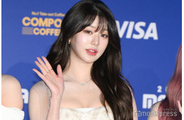 IVEウォニョン、深めスリットから美脚スラリ「女神級の美しさ」「さすがのスタイル」反響相次ぐ