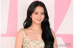 BLACKPINKジス、美脚全開のミニワンピ姿公開 ハローキティとの手繋ぎ2ショットに「可愛いが渋滞」「透明感すごい」と反響