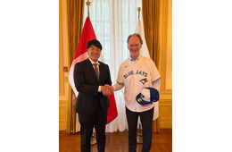 ブルージェイズ岡本和真選手、カナダ大使館で駐日大使と握手「SHOGUN 将軍」カナダ撮影に期待も