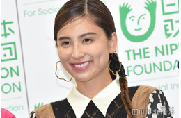 第2子妊娠中のラブリ、ふっくらお腹披露 愛娘との2ショットに「幸せが伝わる」「自然体で美しい」と反響