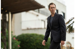 伝説の“セクシースパイ”10年ぶり帰還 トム・ヒドルストン主演「ナイト・マネジャー」シーズン2が拓くスリリングな新章