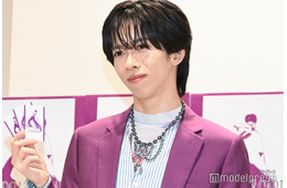 超特急リョウガ、一般通行人としてニュース出演 “秋バテ”再現ショットをカード化「知らないところで取り上げられた」【RYOGA THE CARD 〜Eternal Moment〜】