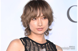 2児の母・佐田真由美、愛娘が「首根っこ掴みながらメイクしてくれた」ショット公開 完成度の高さに驚きの声