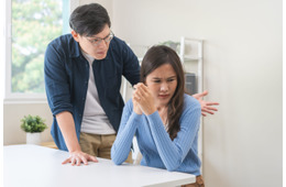 「お前、頭おかしいんじゃねえの？」細かいことで謝罪を強要し、人前で妻を笑いものにする夫。「これは普通なの？」居場所を奪わた妻が感じていた、言葉にできない恐怖とは