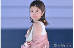 樋口日奈、美脚際立つミニスカオフショット「スタイル良すぎ」「どの角度も美しい」と反響