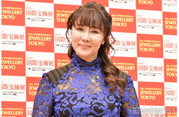 浅野ゆう子、イケメン夫顔出し 寄り添い2ショットが話題「イケメンでスタイルいい」「美男美女」