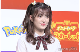 AKB48現役メンバー、プリーツミニスカから美脚披露「スタイル神」「靴下センス良すぎ」と反響
