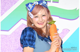 しなこ、美脚輝くド派手沖縄コーデ披露「スタイル良すぎ」「南国コーデ可愛い」と反響