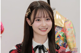 AKB48新センター・伊藤百花、上品ミニワンピで美脚スラリ「お嬢様みたい」「モノトーンが大人っぽい」とファン絶賛