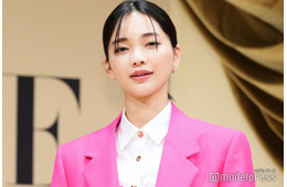 見上愛、ミニスカセットアップで美脚披露「立ち姿が美しい」「ため息が出る綺麗さ」の声