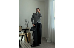 グレー×ブラックの定番配色がぐっと垢抜ける。ワイドパンツ×コンパクトトップスでつくる、シルエットのメリハリ着こなし術【40代の毎日コーデ】