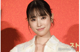 高橋ひかる、膝上ミニ×ハイソックスで美脚スラリ「スタイル良すぎ」「オーラ半端ない」と絶賛の声