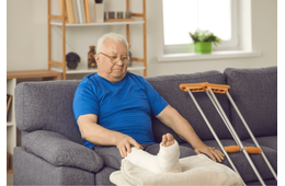 仕事で骨折した祖父…孫の一言「じいじ、痛いんだよね」に涙→孫が取った行動に「大喜び」