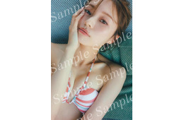 乃木坂46梅澤美波、プールサイドで“ごろん” 2nd写真集封入ポストカード第3弾公開【透明な覚悟】
