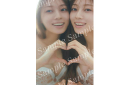 乃木坂46梅澤美波、ハートポーズの“双⼦梅ちゃん”カット 2nd写真集封入ポストカード第4弾公開【透明な覚悟】