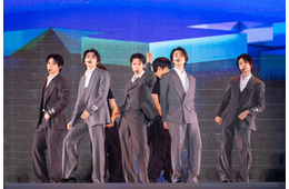 WayV、全員スーツ×メガネで色気放出 テンは愛嬌溢れる自己紹介「天才猫ちゃん」【SMTOWN LIVE 2025-26 in FUKUOKA】