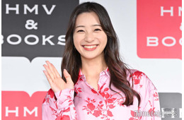 足立梨花、ミニスカ×タイツで圧巻美脚「怒」ポーズショットに「可愛すぎる」「ぜひ怒られたい」と反響