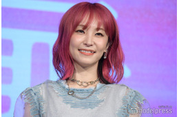 LiSA、膝上ミニで美脚スラリ 台湾でのデビュー15周年会見ショットに反響「スタイル良すぎ」「世界の歌姫」