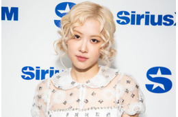 BLACKPINKロゼ「グラミー賞」美脚際立つ変形ドレスに熱視線「見惚れる美しさ」「かっこよすぎ」ブルーノ・マーズとの2ショットも