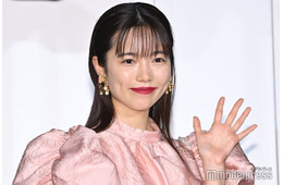 島崎遥香、ミニスカ姿で美脚見せ「着こなせるのさすが」「雰囲気変わる」の声