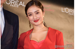 谷まりあ、美背中際立つゴールドタイトドレス姿披露「美しすぎる」「上品でエレガント」