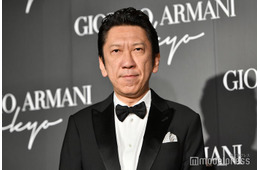 布袋寅泰「暖炉の炎の横で読書をしたり映画を観たり」ギター置かれたロンドン自宅公開「部屋までかっこいい」「絵になりすぎる」と反響