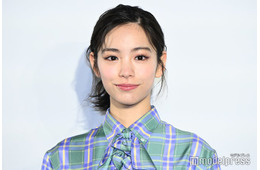 當真あみ、膝上スカートからスラリ美脚輝く リボン纏いフェミニンな装い【ディオール バンブーパビリオン】