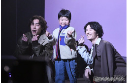 「未来のムスコ」塩野瑛久＆吉村界人、“サプライズキャスト”と登場で手繋ぎランウェイ 会場からは歓声【TBS AKASAKA COLLECTION】